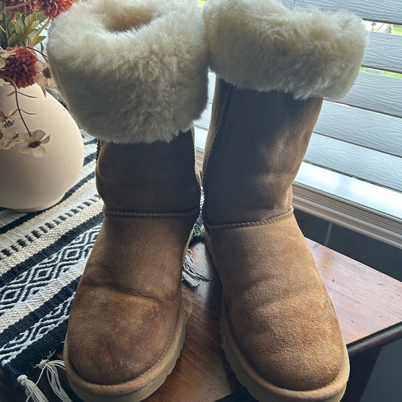 Authentic UGG Tan Shearling Boots 5815 - Picture 9 of 9